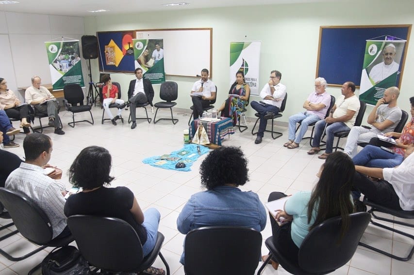 A imagem pode conter: 2 pessoas, pessoas sentadas, sapatos e mesa