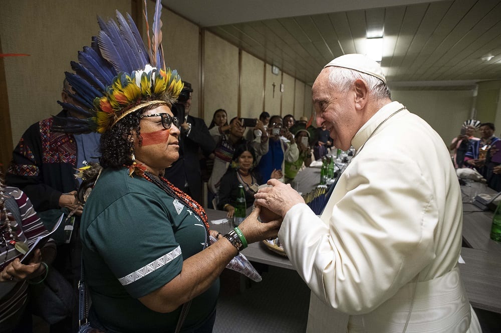 Papa Francisco com liderança indígena no Vaticano