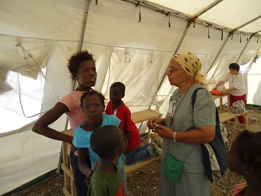 irma_com_jovem_haiti