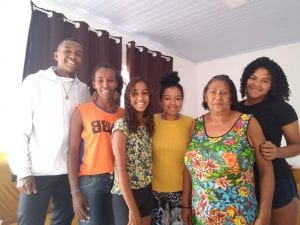 Dayse (de blusa laranja) com os seus filhos e familiares. Crédito: Acervo Pessoal.