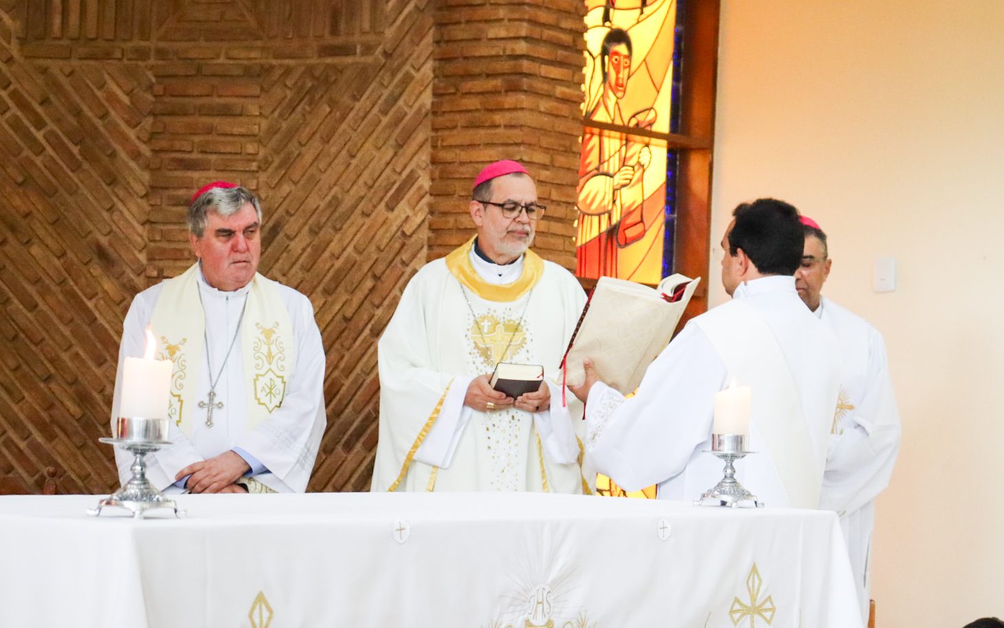 Missa marca o início do segundo dia da reunião do Conser