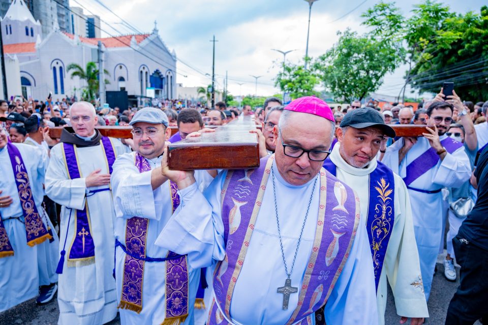 Dom Gregório carrega a cruz durante caminhada