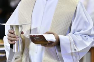 padre com cálice e âmbula