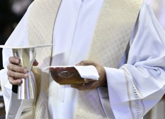 padre com cálice e âmbula