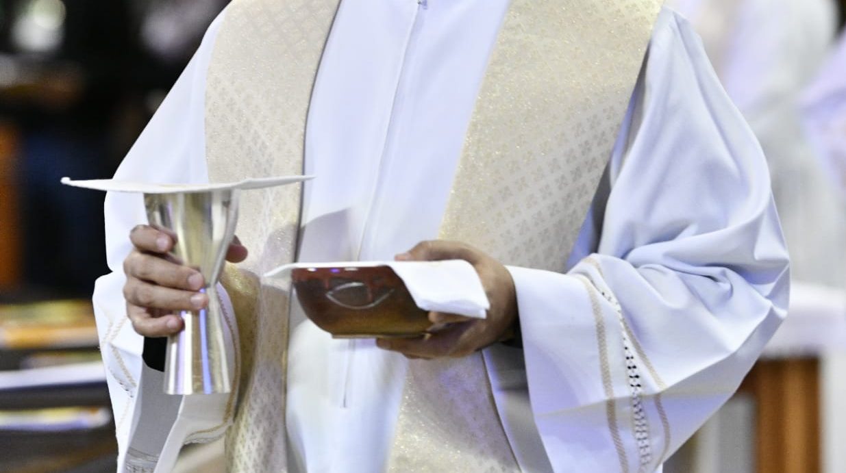 padre com cálice e âmbula