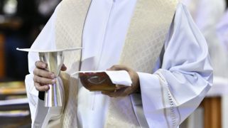 padre com cálice e âmbula