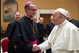 Bispo segurando na mão do Papa