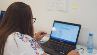 |Dilson Cardoso|Elys Costa Vellozo|Débora de Sá concentrada no serviço de secretaria