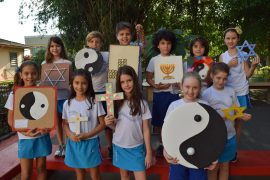 Crianças e símbolos relgiosos