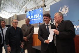 Dom Jaime entrega mensagem