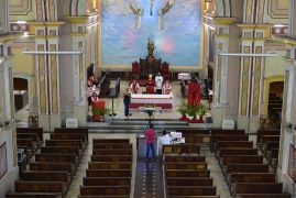 O Bispo da Diocese de Marília, Dom Luiz Antônio Cipoline, realiza a Missa de Domingo de Ramos live em rede social, na Catedral de São Bento em Marília(SP), neste domingo (05). Por conta do novo coronavírus, igrejas não receberão os fiéis para as celebrações de Páscoa no mundo inteiro.
