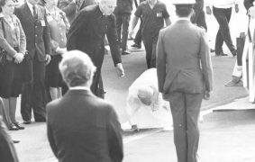 Joao Paulo II beija chao Brasília 1980