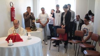 |Dom Leonardo Steiner presidiu a celebração eucarística | Foto: CNBB/Matheus de Souza|Subsecretário ajunto geral e colaboradores em momento de adoração | Foto: Matheus de Souza