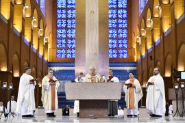 O nono e penúltimo dia da 61ª Assembleia Geral da CNBB em Aparecida (SP) teve início com a Santa Missa de Laudes, às 7h, no Santuário Nacional. Com a intenção dos 60 anos da Campanha da Fraternidade, a missa foi celebrada pelo arcebispo de Manaus (AM), cardeal Leonardo Steiner, concelebrada por Dom Ângelo Ademir Mezzari, bispo auxiliar de São Paulo e dom Paulo Jackson, segundo vice-presidente da CNBB, o arcebispo de Olinda e Recife - Aparecida-SP - 18/04/2024 - Foto: Thiago Leon/Santuario Nacionalde Aparecida