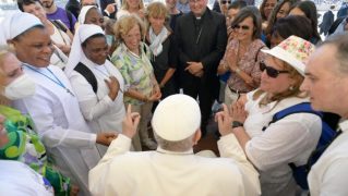 O Papa durante as saudações ao final da Audiência Geral_Vatican Media