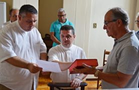 Diocese de São João del Rei/Lucas Silveira | Padre Dirceu (centro) faz juramento conforme Direito Canônico