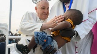 Papa Francisco acaricia um menino africano Vatican Media