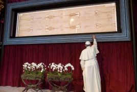 Papa Francisco diante do Santo Sudário em Turim (Vatican Media)