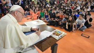 Papa Francisco durante visita à Escola Elisa Scala em Roma em maio de 2018