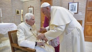 Papa Francisco e Bento XVI (Vatican Media)