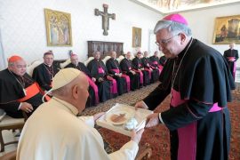 Papa Francisco - recebe presentes