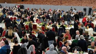 Papa almoço com os pobres