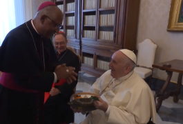 Papa recebe Pandeiro