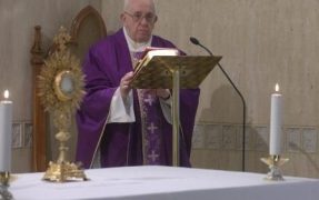 Papa reza por anciãos