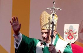 Papa_Bento_XVI_Acenando_2012