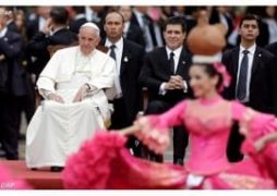 Papa_Paraguai_autoridades-270x191