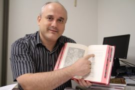 |Padre Leonardo Pinheiro mostra a orientação no Missal | Foto: CNBB/Luiz Lopes Jr