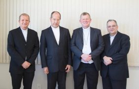 |Da esquerda para a direita: dom Mário