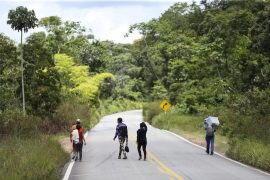 Grupo de imigrantes venezuelanos percorre a pé o trecho de 215 km entre as cidades de Pacaraima e Boa Vista.