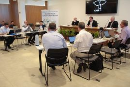|Bispos reunidos na sede provisória da CNBB | Foto: Matheus de Souza