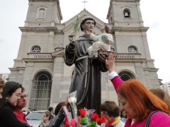 devotos_visitam_imagem