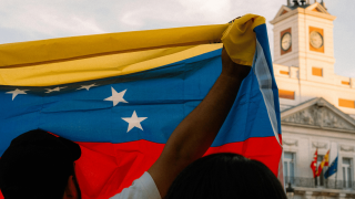 homem-segurando-bandeira-da-venezuela-_-foto-altamart-de-pexels (1)