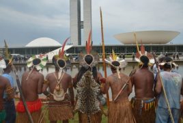 Grupo de deputados federais reúnem-se com índios acampados em frente ao Congresso e recebem lista de prioridades de todas as etnias indígenas.