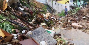 Recife - Deslizamentos causados pela chuva na região metropolitana do Recife. Duas mulheres e uma criança da mesma família ficaram soterradas no bairro de Águas Compridas, em Olinda (Sumaia Villela/Agência Brasil)