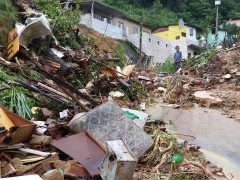Recife - Deslizamentos causados pela chuva na região metropolitana do Recife. Duas mulheres e uma criança da mesma família ficaram soterradas no bairro de Águas Compridas, em Olinda (Sumaia Villela/Agência Brasil)