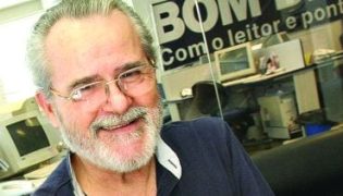 Movimento Ficha Limpa - Padre jarbas e a prof. Aurea Martins mostram panfletos que estão sendo distribuidos.