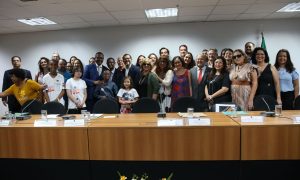 Brasília (DF) – 14/02/2023 - O ministro dos Direitos Humanos e da Cidadania, Silvio Almeida, dá posse aos novos integrantes do Conselho Nacional dos Direitos da Criança e do Adolescente (Conanda) para o biênio 2023-2024. Foto: Valter Campanato/Agência Brasil.